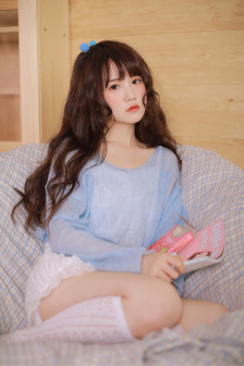 孙尚香站在凳子上辅导刘禅写作业